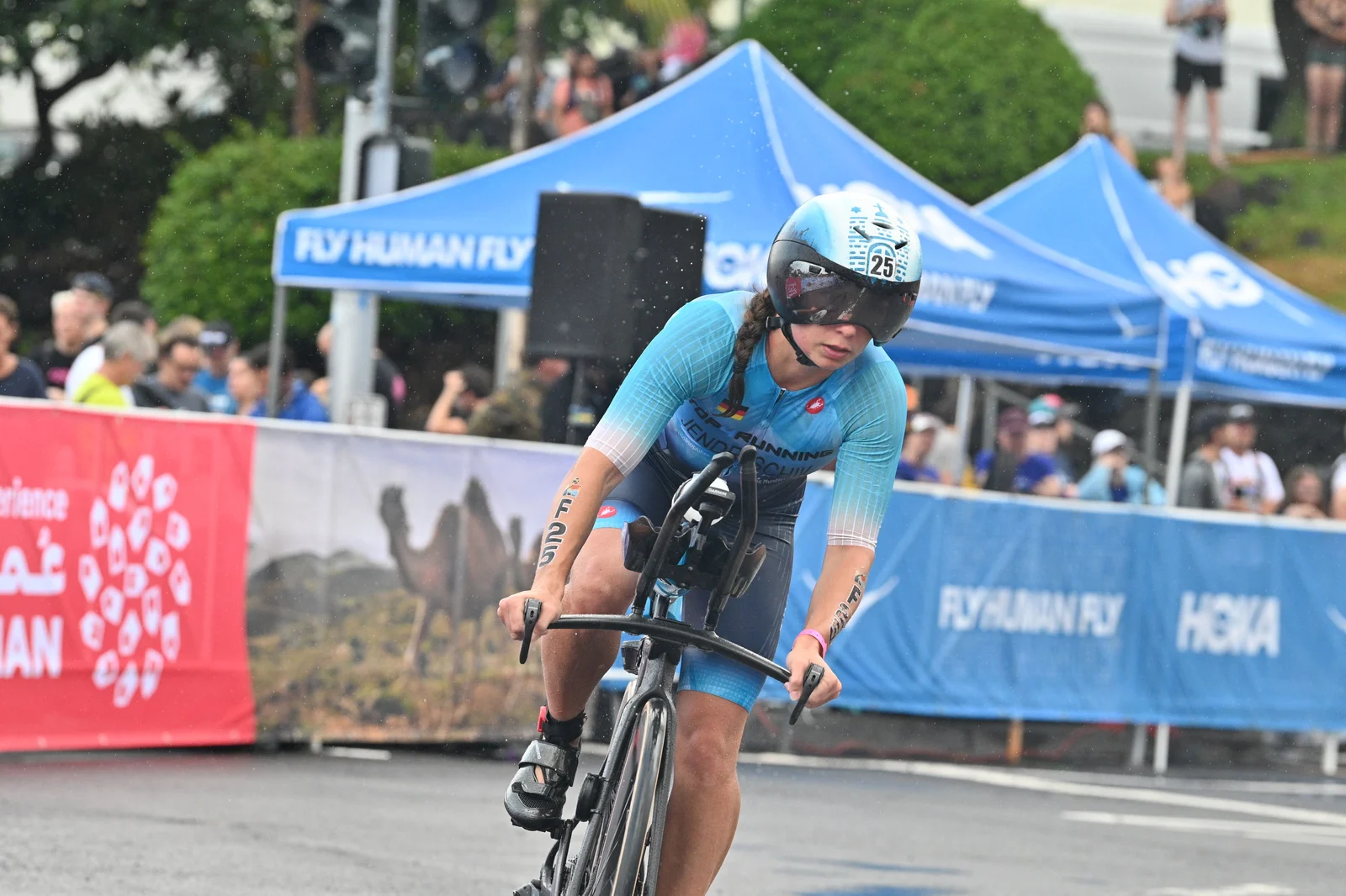 Jenny Jendryschik auf dem Zeitfahrrad im Triathlon